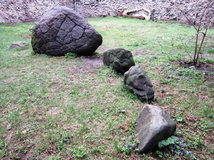 черные камни в музее острова хортица