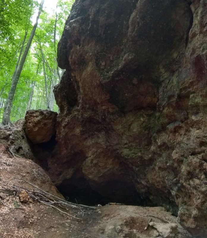 печера біля смерекового каменя