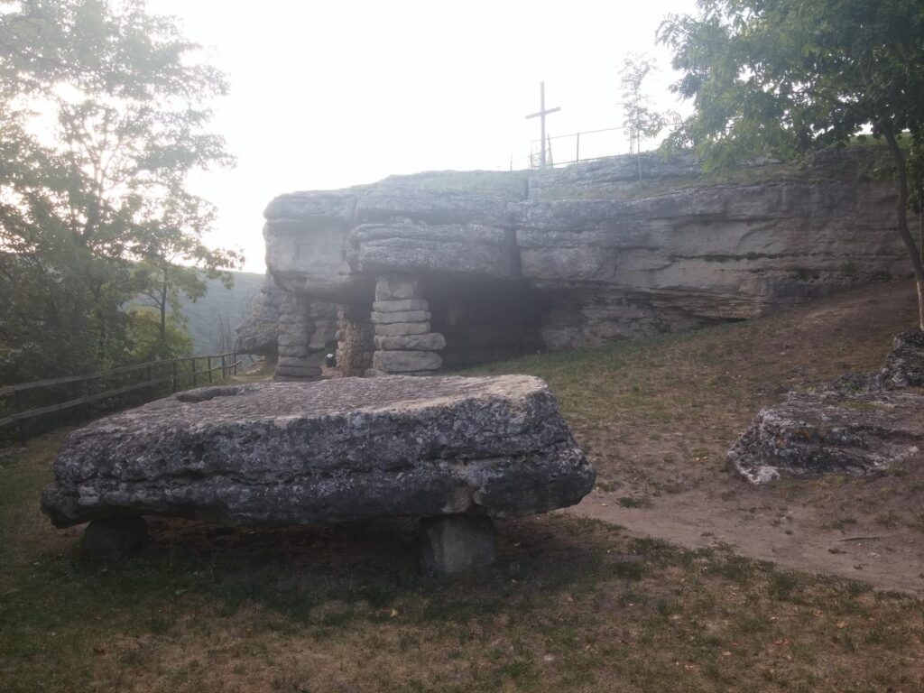 монастырок камень довбуша
