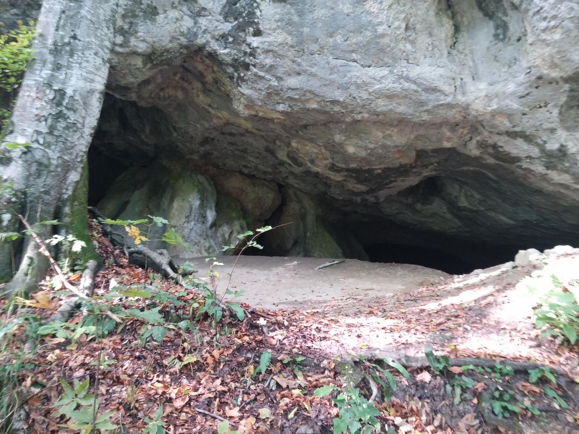 древняя пещера молочный камень