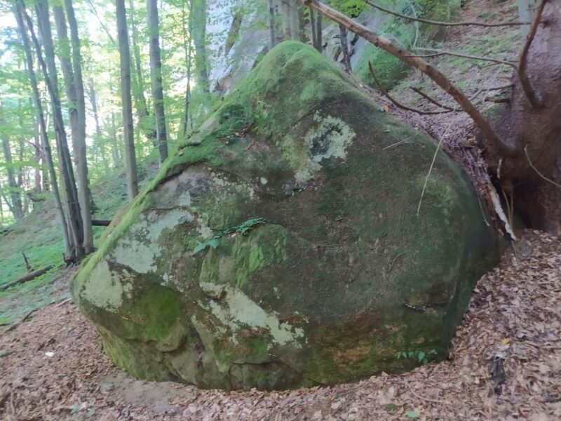Нижній кінець - алтарний камінь
