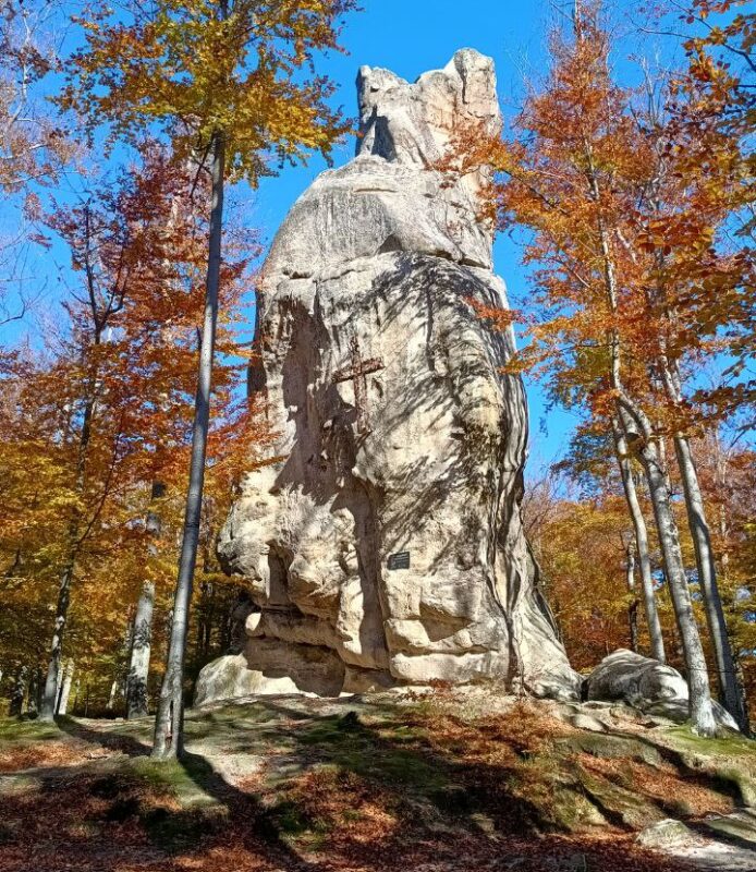 Скалы Довбуша: Загадочный мир карпатских мегалитов, где история оживает