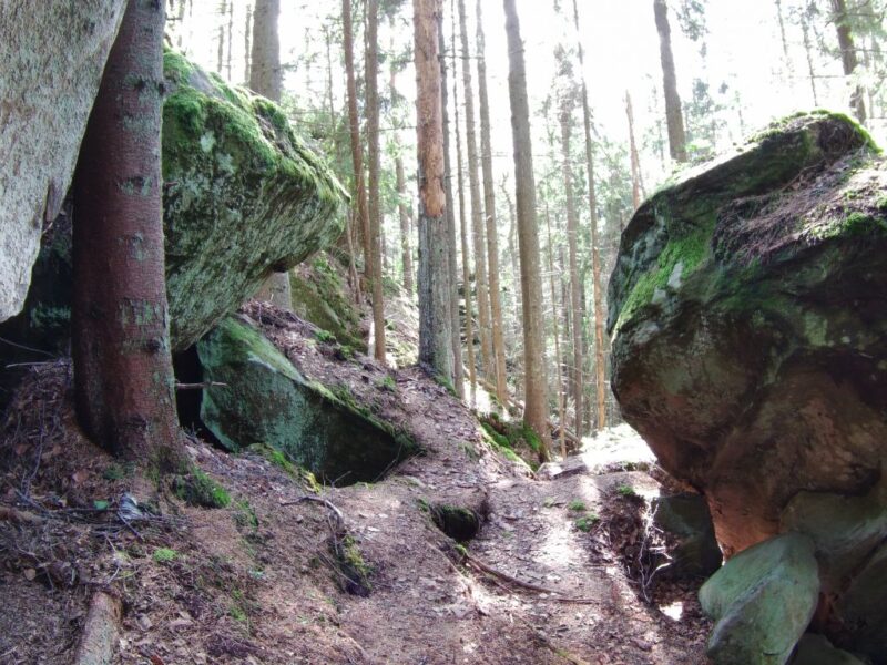 Кам’яна брама на скелі Костел Кам'яна брама на скелі Костел